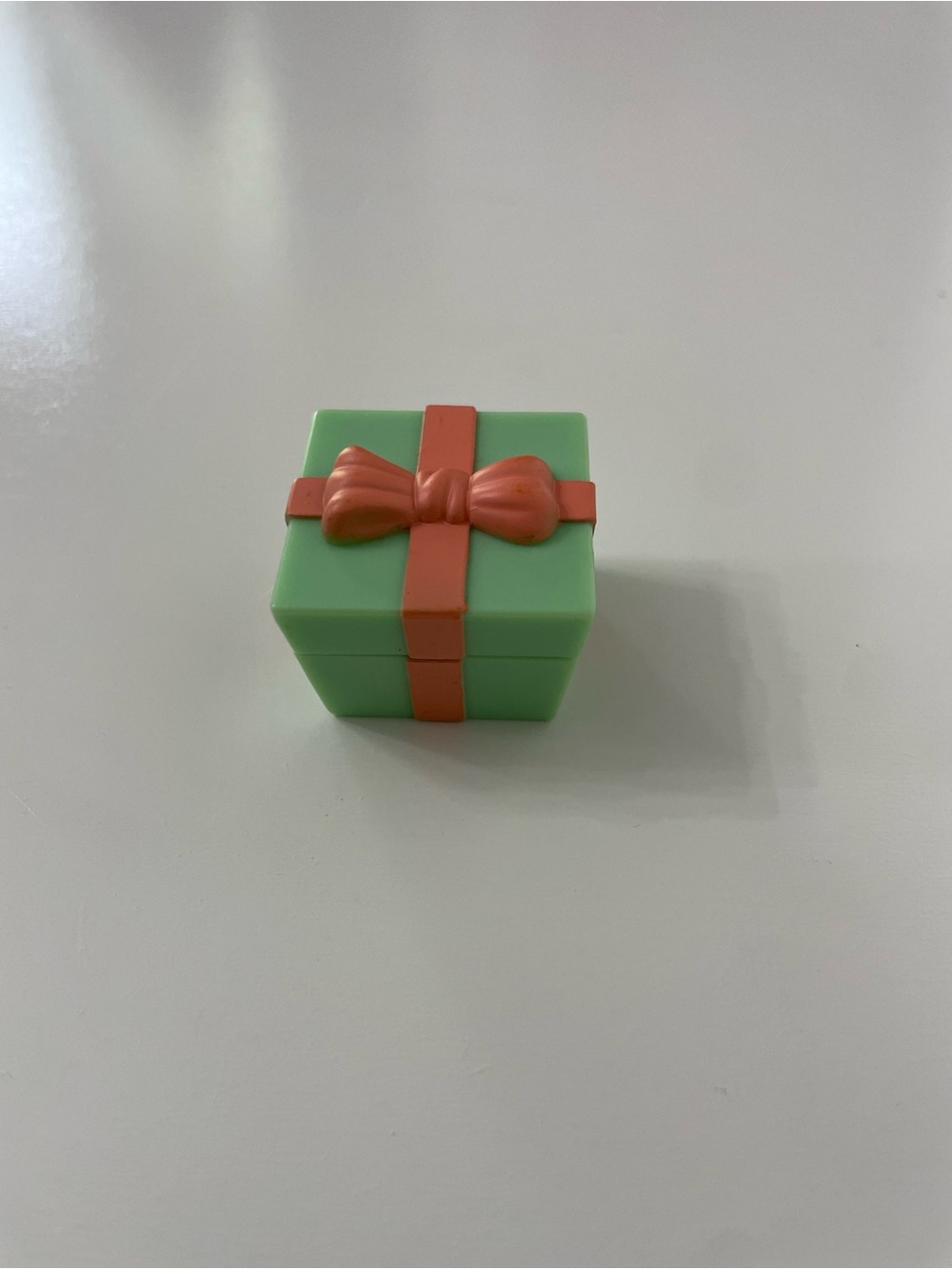 Hasbro Vintage Green Gift Box Present Littlest Pet Shop 2010 Collectible Toy